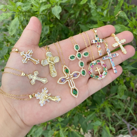 Collana Con Ciondolo A Croce Rame Acciaio Inossidabile Placcato Oro 18K Zirconia Cubica Colorata Gioielli Religiosi