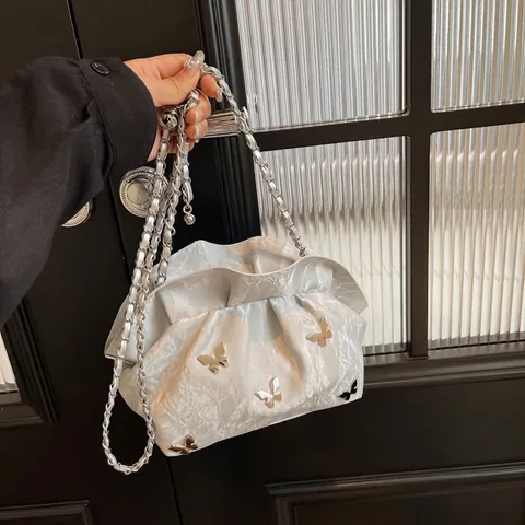 Damen Plissee Wolke Tasche PU Leder Crossbody Schultertasche Mit Silbernen Schmetterling Dekor Und Metall Kettengurt