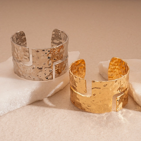 Gehämmerte Metall Manschette Armreif Unregelmäßige Geometrische Aussparung Offener Armreif Moderner Schmuck Für Frauen