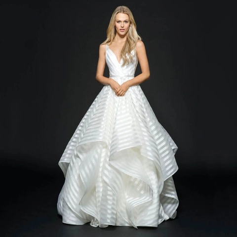 Elegante Abito Da Sposa In Pizzo Bianco Scollo V Righe Texturizzate Volant A Strati Abito Da Gran Gala Schiena Scoperta Lungo