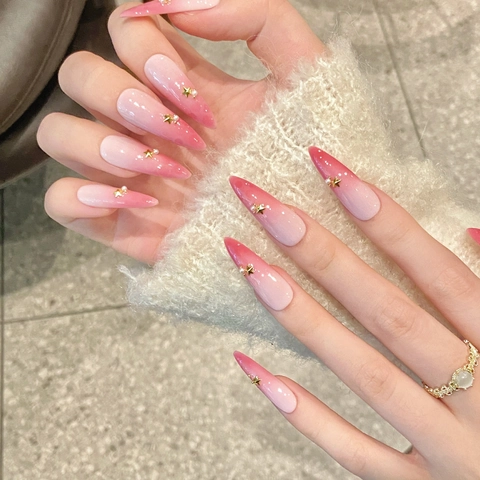 Uñas Postizas Hechas A Mano Ombré Rosa Con Estrella Dorada Y Decoración De Perlas Artificiales Forma De Stiletto Largo Elegante