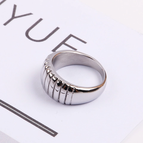Anello Largo A Costine Verticali Acciaio Inossidabile Texture Croissant Minimalista Gioielli Da Dito Per Donna E Uomo