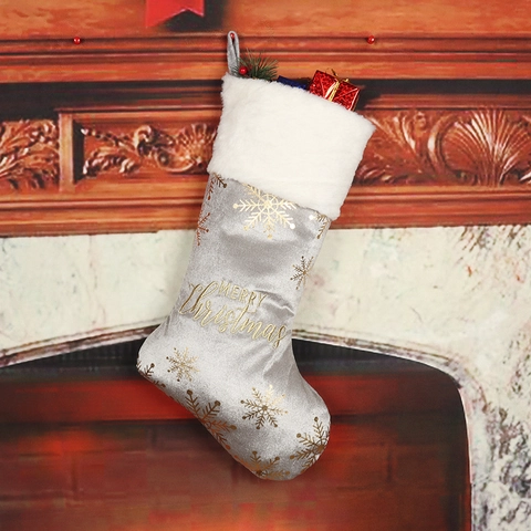 Calza di Natale in Tessuto con Stampa a Caldo Oro e Bordo in Pelliccia Sintetica Motivo Fiocchi di Neve per Decorazione da Appendere al Camino