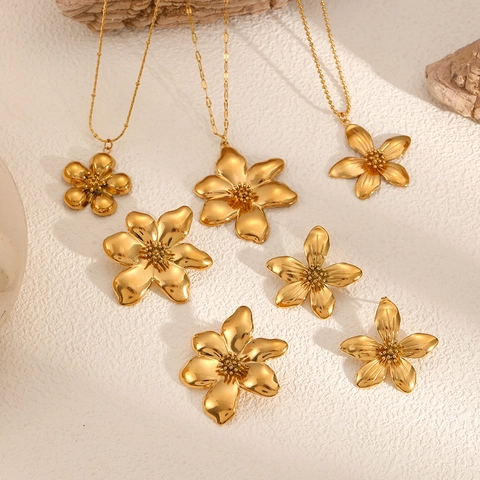 Elegant Floral Necklace And Earrings 18K Gold Plated Stainless Steel Flower Pendant For Women Vintage Accessories