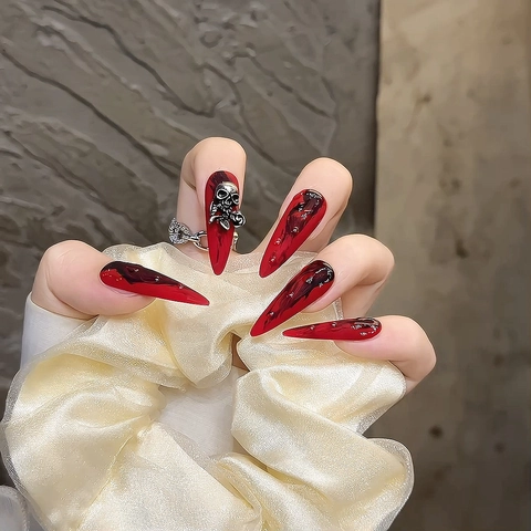 Handgefertigte Lange Stiletto Kunstnägel Rot Schwarz Ombre Gothic Dunkler Stil Mit 3D Silber Totenkopf Rose Metall Anhängern