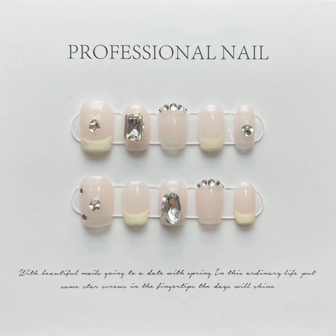Handgefertigte Französische Press On Nägel Hellrosa Cremeweiß Mit Luxus Strasssteinen Quadratischen Kristallen Elegant Für Frauen