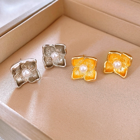 Boucles d'Oreilles Clous Minimalistes en Alliage Floral Avec Perle Artificielle Or Argent Électroplaqué Fleurs Bijoux d'Oreille pour Femmes Mode
