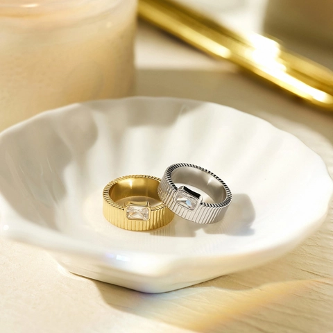 Anello In Acciaio Inossidabile Vintage Da Donna Con Zircone Rettangolare Smeraldo Placcato Oro 18K Fascia Larga Texture