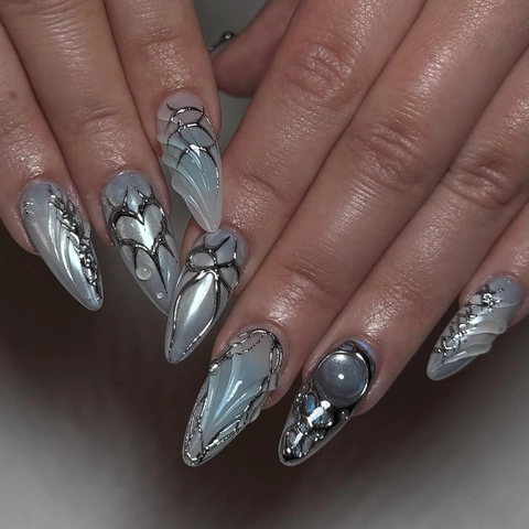 Faux Ongles Style Cyberpunk Y2K Relief 3D Lignes Métalliques Motif Coeur Amande Pointes Artificielles Gris Argent Bleu