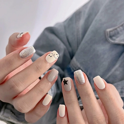 Unghie Finte Con Motivi Di Stelle E Sorrisi Glitter Argento Rosa Nude Bianco Quadrato Rotondo Stile Dolce Cool Per Donna