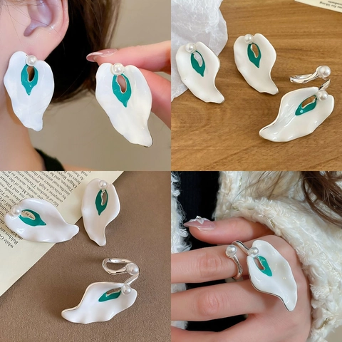Zantedeschien Blumen Schmuck Mit Silber Earring Post Legierung Emaille Künstliche Perlen Ohrringen Und Verstellbarem Ring