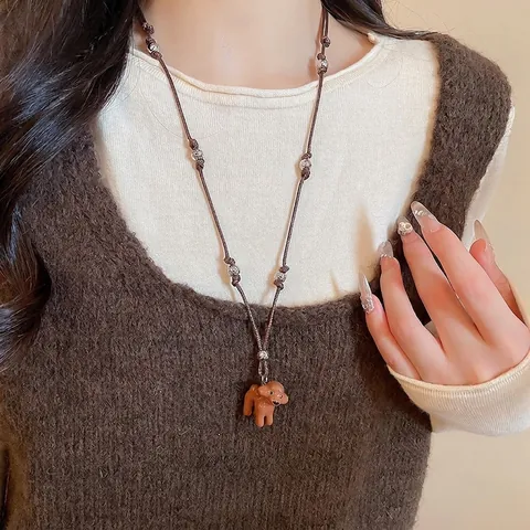 Collier Pendentif Chiot Dessin Animé Mignon Chien Teddy Longue Chaîne De Pull Avec Cordon Brun Et Perles Argentées