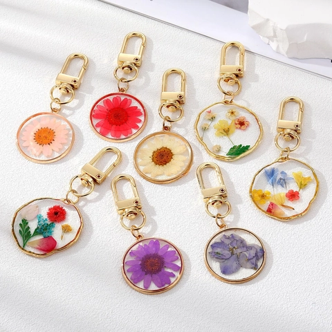 Portachiavi con Ciondolo a Forma di Margherita in Resina Trasparente con Fiori Secchi Pastorale Charm per Borsa in Metallo Dorato