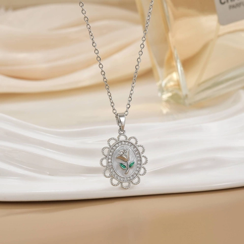 Vintage French Rose Flower Pendant Necklace For Women Copper Rhinestone Oval Relief Clavicle Chain Niche Luxury Jewelry