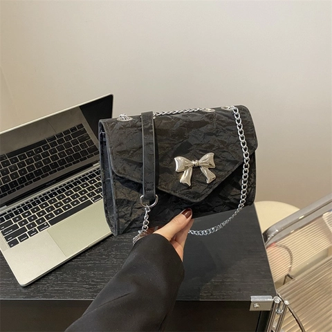 Sac À Épaule Femmes PU Plissé Décoration Nœud Argenté Chaîne Métal Petit Sac Carré Bandoulière Style Urbain Élégant