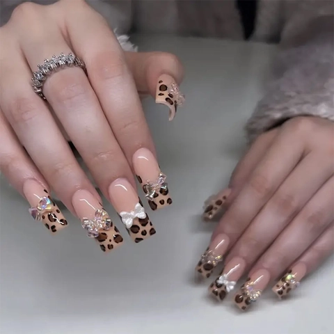 Lange Coffin Press On Nägel Leopardenmuster Französisch Nude Pink Mit Dimensionalen Bögen Schmetterlingen Strass Künstliche Nägel