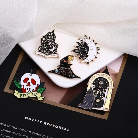 Spilla In Smalto Halloween Gotico Pin In Lega Stregoneria Teschio Luna Libro Magico Cappello Da Mago Accessori Per Vestiti