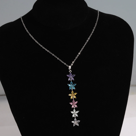 Bunte Blumen Anhänger Halskette Messing Zirkonia Lange Vertikale Florale Schmuck Elegante Blumen Charm Accessoire