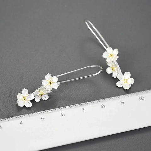 Orecchini Pendenti Floreali in Lega Tre Fiori Incastrati Trama Spazzolata Gioielli Galvanizzati per Donna Accessorio Moda