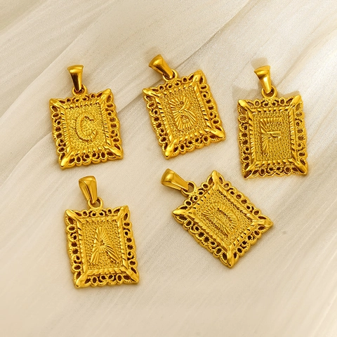 Ciondolo Lettera Quadrata Cava Vintage Placcato Oro 18K Acciaio Inossidabile 304 Rilievo Geometrico Iniziale Per Donne