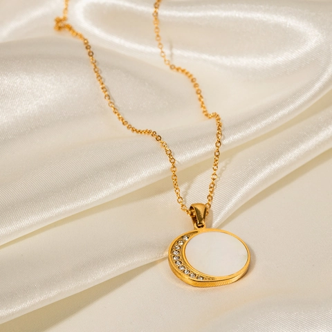 Collier Pendentif Soleil Lune en Acier Inoxydable Plaqué Or 18K pour Femme Charme Croissant en Coquille Blanche et Strass Bijoux