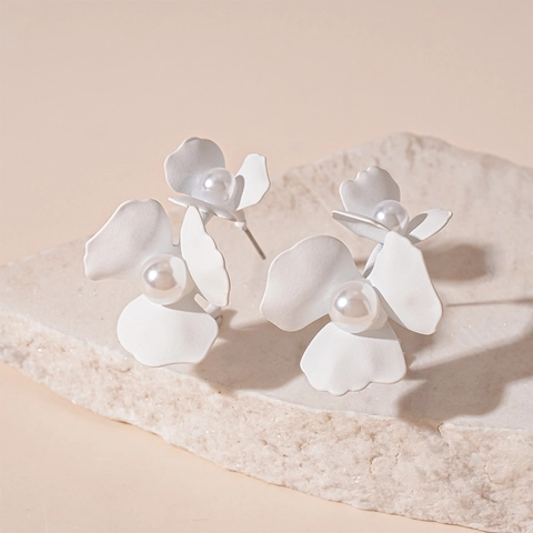 Blumenstecker Ohrringe Mit Künstliche Perlenimitat Und 925er Sterling Silber Stecker Matte Weiße 3D Floraler Schmuck Für Damen