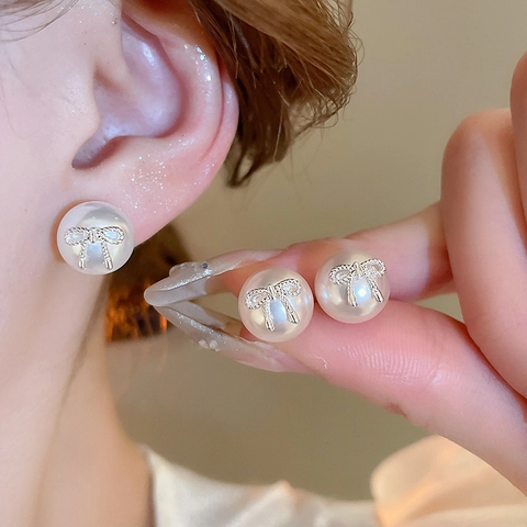 Orecchini A Lobo Con Fiocco Lega Imitazione Perla Artificial Con Perno In Argento Per Donna Dolce Elegante Piccolo Accessorio