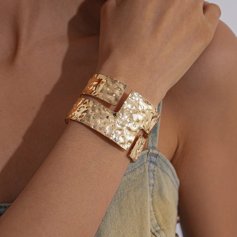Weites Armreif Mit Gehämmerter Textur Für Damen Unregelmäßiger Geometrischer Metallener Offener Armreif Punk Schmuck