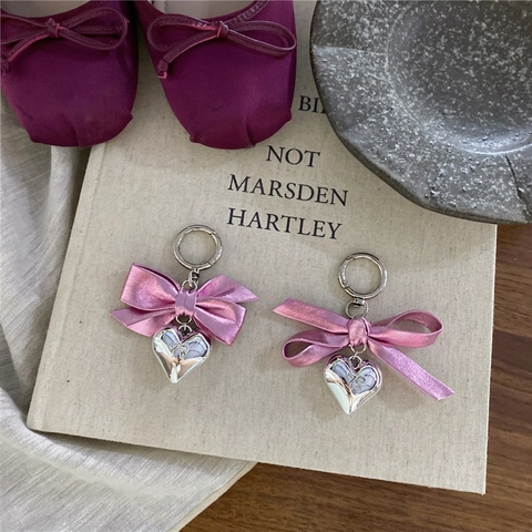 Süßer Magenta Schleifen Schlüsselanhänger Silber Herz Anhänger Damen Taschenanhänger Galvanisiertes Metall Satin Geschenk