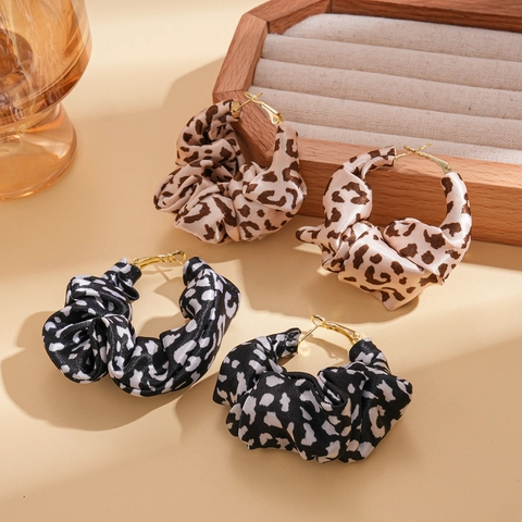 Orecchini A Cerchio Rivestiti In Tessuto Con Stampa Leopardata E Perno In Argento Sterling 925 Per Donna
