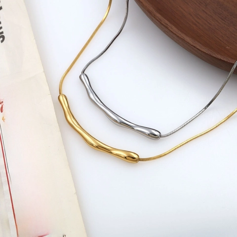Collar Minimalista de Acero de Titanio con Colgante de Onda Irregular para Mujer Cadena de Serpiente de Moda Chapado en Oro 18K Joyería Geométrica