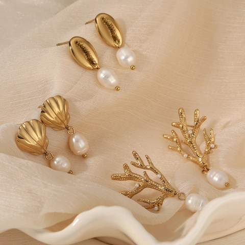 Orecchini Tema Oceano Acciaio Inossidabile Placcatura Oro PVD Con Conchiglia Corallo E Perla Artificial Vacanze Al Mare Gioielli Eleganti Da Donna