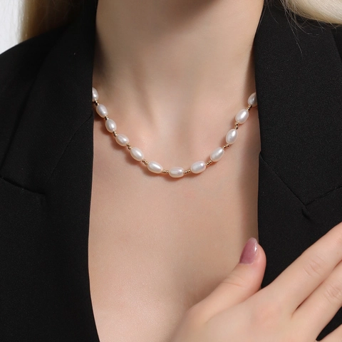 Collana di Perle d'Acqua Dolce Naturali Choker di Perle a Riso Vintage Con Perline Dorate Catena di Estensione Gioielli Donna