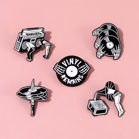 Retro Musik Emaille Brosche Pin Set Schwarz Weiß Vinyl Schallplatte Radio Grammophon Skeletthand Punk Rock Abzeichen Schmuck