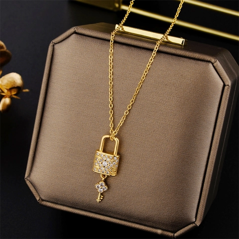 Fashion Titanium Steel Lock And Key Pendant Necklace For Women Full Rhinestone Inlaid Clavicle Chain Gold Silver Jewelry