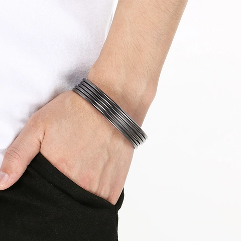 Boiled Black Edelstahl Armreif Matte Minimalist Industrial Style Integriertes Formteil Stapelbarer Schmuck
