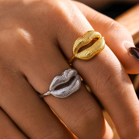 Anello In Acciaio Inossidabile A Forma Di Labbra Texturizzato Placcato PVD Aperto Regolabile Gioielli Di Moda Per Donna