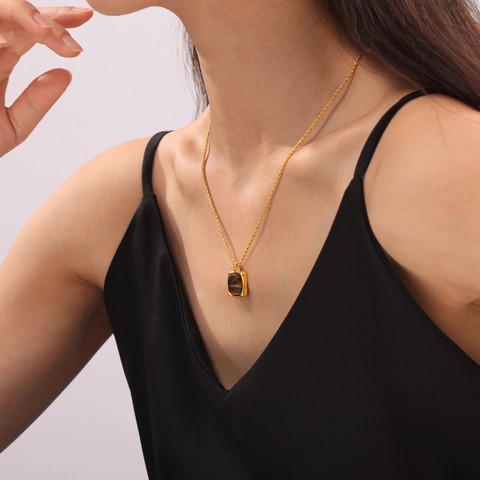 Collana in Acciaio al Titanio Placcato Oro Stile Hepburn Vintage da Donna Elegante Ciondolo in Pietra Occhio di Tigre