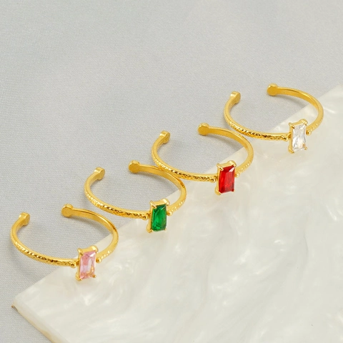Anello Aperto In Acciaio Inossidabile Placcato Oro 18K Zircone Rettangolo Regolabile Trama Martellata Moda Donna