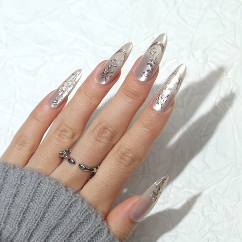 Unghie Finte Stiletto Lunghe Argento Champagne Metallico Con Rilievo Floreale 3D Unghie A Pressione Rimovibili Eleganti Per Donne