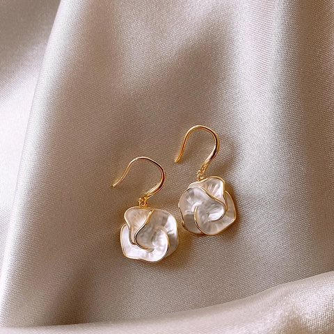 Camellia Flower Dangle Earrings French Retro Shell Texture Rhinestone Inlaid Gold Plated Copper With Silver Earring Post