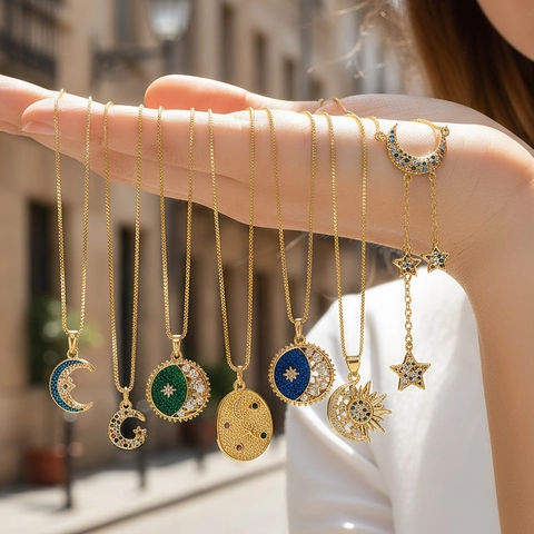 Collana con Pendente a Luna e Stella in Rame e Zirconia Boho Collana a Disco Rotondo Celeste Placcata in Oro per Gioielli da Donna