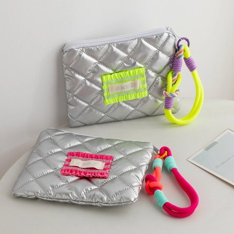 Gesteppte Silberne PU Kosmetiktasche Wasserdichte Make-Up Tasche Mit Buntem Seilgriff Herz Schleife Rautenmuster Organizer