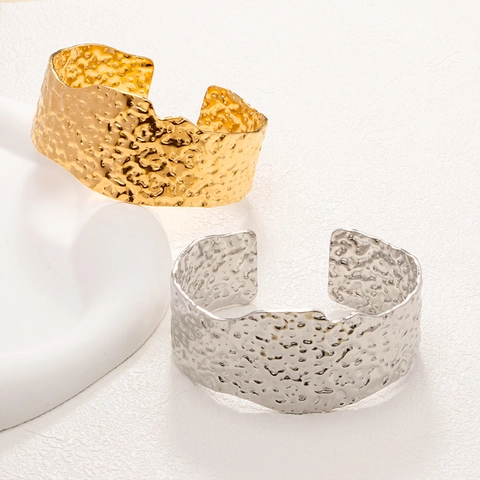 Brazalete De Puño Ancho Martillado Acero De Titanio Chapado En Oro De 18K Textura Irregular Ajustable Para Mujer