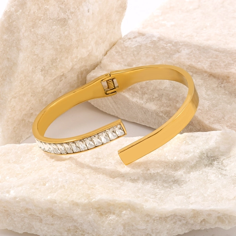 Minimalistische 18K Vergulde Roestvrijstalen Scharnierende Armband Voor Dames Met Glinsterende Rechthoekige Zirkoon