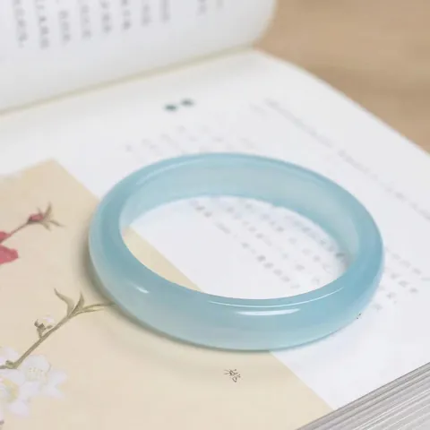 Bracciale Rigido in Calcedonio Agata Brasiliana per Donna Azzurro Cielo Ghiaccio Traslucido Pietra Preziosa Lucidata Gioielli
