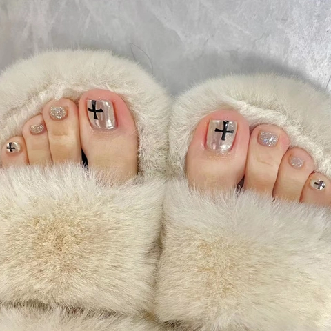 Uñas Postizas Para Pies Plata Metálica Brillo Con Patrón De Cruz Negra Estilo Punk Decoración De Pies Para Mujeres