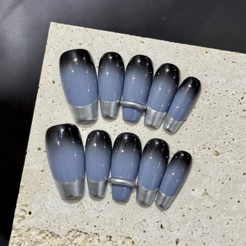 Cyberpunk Schwarz Blau Farbverlauf Künstliche Nägel Silber French Tip Handgefertigte Sargform Falsche Nägel Mit 3D Metallring Für Damen
