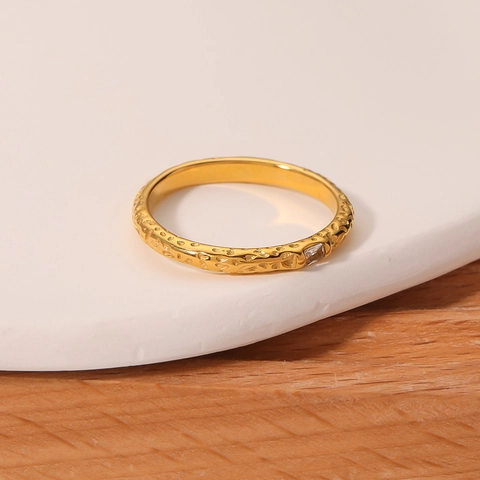Minimalistischer Ring Mit Unregelmäßiger Textur Edelstahl 18K Vergoldet Mit Zirkonia Französisches Design Für Damen