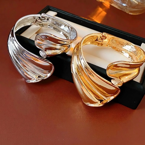 Irregulär Verdrehtes Metall Offenes Manschettenarmband Legierung Flüssiger Stil Geometrischer Statement Schmuck Für Frauen